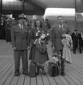 Europamästarna Läesker och Eriksson tas emot på Centralstation. 1946. Reportage för Arbetarbladet.