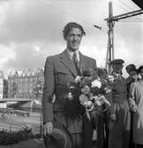 Europamästarna Läesker och Eriksson tas emot på Centralstation. 1946. Reportage för Arbetarbladet.