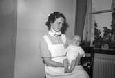 Sjuksköterskan Maja Falk med baby på avdelning 14, Gävle lasarett. 1946.