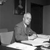 Borgmästare Berlin i sitt tjänsterum. 1946. Nils Berlin (1888-1969). Borgmästare i Gävle från 1929 - 1953 Krigsdomare 1930-1941, styrelseledamot av Föreningen Sveriges stadsdomare 1938-1948, ordförande i Gävle museums styrelse och i lasarettsdirektionen 1930-1947. Flyttade 1953 till födelsestaden Stockholm.
