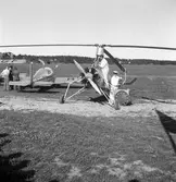 Svenska Shell AB fotograferat vid Avans flygfält. 1946. Mitt i bild en autogiro.