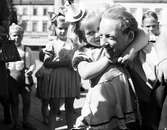 Barnen kommer hem från kolonin i Rörberg. 16 augusti 1947. Reportage för Norrlands-Posten