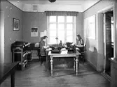 Interiör från Örbyhus syfabrik. Oktober 1944. År 1931 byggdes SABÖ  Syfabriks Aktie Bolaget Örbyhus syfabrik. Syfabriker i Örbyhus och Tierp båda i Uppsala län Tillverkar herr-och gosskläder, damkappor och dräkter samt skiddräkter. Varumärken: SABÖ och ÖRSY.