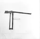 Jordbruksföremål. 5 februari 1945. Atsa AB, Skutskärsgatan 6, Gävle. År 1897 grundades firman AB. Gefle Åkerredskap,  ändrades år 1931 till Atsa AB. Bolaget tillverkade lantbruksmaskiner med mjölkningsmaskiner, separatorer, radsåningsmaskiner och hästräfsor som specialitet. Vidare tillverkas dragpressningsarbeten,. Tillverkningarna gå till en del i export. Arbetsstyrkan uppgår till ca 30 man.
