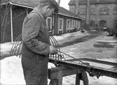 Tillverkning av räfsa. 18 mars 1945. Atsa AB.År 1897 grundades firman AB. Gefle Åkerredskap, firmanamnet  ändrades år 1931 till Atsa AB. Bolagets tillverkning utgörs av lantbruksmaskiner med mjölkningsmaskiner, separatorer, radsåningsmaskiner och hästräfsor som specialitet. Vidare tillverkades dragpressningsarbeten,. Tillverkningarna gick till en del i export. Arbetsstyrkan uppgår till ca 30 man.
