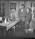 Rörstrand skänker gåvor till museet. 26 oktober 1953.