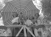 Lions Club, karnevalståget. 1 juni 1953. Flickor på lastbilsflaket gör reklam för Sjöströms Fabriksbod och för Gösta Erikssons Bil.