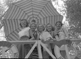 Lions Club, karnevalståget. 1 juni 1953. Flickor på lastbilsflaket gör reklam för Sjöströms Fabriksbod och för Gösta Erikssons Bil.