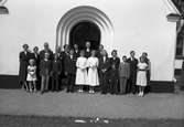 Komminister Cedermark i Älvkarleby kyrka med läsbarn utanför kyrkan. 9 augusti 1953.
Läsbarn = konfirmand.