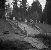 Blykulor utsållas vid Rödjningens skjutbana. 27 oktober 1953.