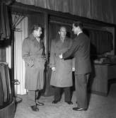 Hållsta - Karlsson och Olle Åberg provar kläder hos Carl A. Ohlsson. 23 november 1953.
Melka AB Konfektion, Box 34, Skara