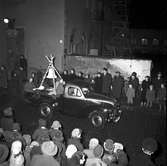 Gösta Eriksson Bil AB. Luciatåg geom staden (bilar).     13 december 1953.