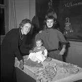 Brynässkolan, elev visar elevarbete. 22 januari 1954. Norrlands-Posten.