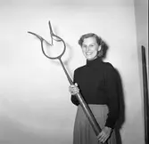 Polisstationen. Reportage om gamla polisredskap.              22 februari 1954.