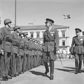 Utställningens avslutande 1946. Kungen inspekterar militären utanför Centralstation