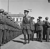 Utställningens avslutande 1946. Kungen inspekterar militären framför Centralstationen