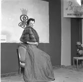 Mannekänguppvisning, AB Bergströms Pälsvaruaffär. Gävleutställningen sommaren 1946 på Travbanan och Folkparken med anledning av Gävle stads 500-årsjubileum

