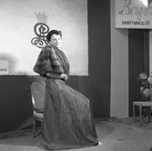 Mannekänguppvisning för  Bergströms pälsar på Gävleutställningen sommaren 1946 på Travbanan och Folkparken med anledning av Gävle stads 500-årsjubileum

