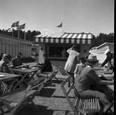 Jordgubbsförsäljning på Gävleutställningen sommaren 1946 vid Travbanan.

