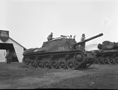 Civilförsvarets utställning. Gävleutställningen vid Travbanan.
Föreställer en pvkv m/43 (pansarvärnskanonvagn) tillverkade av Landsverk i Landskrona. I bakgrunden syns en stridsvagn m/42 också den från Landsverk.




