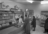 Konsum Alfas nya affär vid Väpnargatan. Datum 19 november 1950
Bilden visar Speceriavdelningen. Väpnargatan hade särskilda Mjölk-Chark- och Speceri-butiker