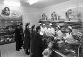 Konsum Alfas nya affär vid Väpnargatan. Datum 19 november 1950
Bilden visar Charkbutiken. Väpnargatan hade särskilda Mjölk- Chark-och Speceri- butiker