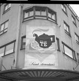 Konsum Alfa Varuhuset. Teskylt på fasaden. Datum 3 november 1949.