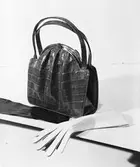 AXEL LIDHOLMS EKIPERING

Röd krokodilväska

11 september 1948

