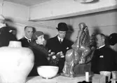 GEFLE PORSLINSFABRIK
Besök av kronprins Gustaf Adolf och kronprinsessan Louise 1935. Till höger direktör vid Gefle Porslin Waldemar Meyer.