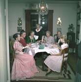 Kvinnorna vid runda bordet
Ida-Britta Östling

29 mars 1957


