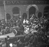 Barnens Dag i Gävle 1945 och en 1936 Chrysler Convertible Sedan.