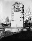 Minnesstenen på Fredriksskans. En Skans till skydd för staden anlades 1716-17. Bestyckningen togs bort 1863 och revs 1902. Fredriksskanshamnen invigdes 1905 och samma år avtäcktes på platsen en sten till minne av befästningen.