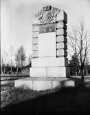 Minnesstenen på Fredriksskans. En Skans till skydd för staden anlades 1716-17. Bestyckningen togs bort 1863 och revs 1902. Fredriksskanshamnen invigdes 1905 och samma år avtäcktes på platsen en sten till minne av befästningen.