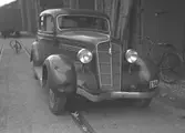 En bil, 1935 Plymouth, med registreringsnummer X 56.