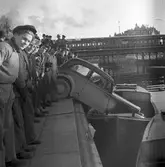 Bilolycka. Bil som kör ner i en båt, 1939. Bilen var en Adler av årsmodell 1936 eller 1937.
