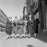 Hattparad på Drottninggatan i Gävle. 23 maj 1954. Ur dagstidningen: 