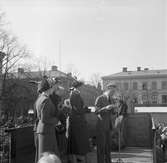 Hattparad på Nygatan. Scen på Strotorget. 23 maj 1954.


