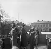 Hattparad på Nygatan. Scen på Strotorget. 23 maj 1954.

