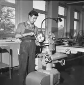 Yrkesskolan. Elev vid maskin. 30 maj 1954.
