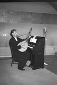 Radiotjänst, pastor Ström med olika instrument.          25 augusti 1954.