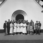 Konfirmation i Älvkarleby kyrka. 22 augusti 1954.
Kominister A. Cedermark, Östermalmsvägen 20
Eva Brodin, Tjänstemannavillan nr 1, Kallhäll                             Malou Häggmark, Bruksmässen, Skutskär
Yvonne Ollrog, Birger Jarlsgatan 37, Stockholm                           Aila Hägremark, Mäster Olofsgatan 1, Gävle
Agneta Thörnqvist, Flemmingatan 42,  Gävle