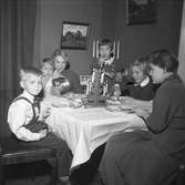 Gösta Bellander. Reportage dopp i grytan på julaftonen. 24 december 1954.
