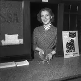 Premiär i Skandinaviska Banken. Silverfemman ges ut.  23 december 1954.