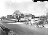 Brunnsgatan.
Söderhjelmska gården med Larssons Handelsträdgård.
Affär- och bostadshusen efter Södra Kungsgatan,
omkring 1940 talet.