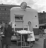 Engwall & Co. 16 maj 1956.                               Gevalia på busstorget, kaffeservering.