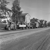 Traktorer parkerade på Hälsingegatan i Gävle. Reportage av Tollertz, Norrlands-Posten den 2 oktober 1956.