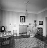Interiör av bostaden. 5 december 1956.
Major Olsson, St. Esplanadgatan 9, Gävle.            Telefon 026-13 43 38
