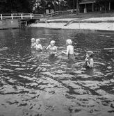 Simkurs, Kungsbäcks badet. År 1948. Kungliga Hälsinge Regement I 14 anlade 1944 ett friluftsbad med 50-metersbassäng, trampolin och bryggor i Valbobäcken. Badet användes in på 1960-talet.