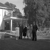 Direktör Erik W. Eriksson Korsnäs AB. Från konfirmation taget i trädgården. 13 augusti 1948.