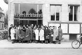 Grupp utanför tidningen Arbetarbladet. Juli 1948.